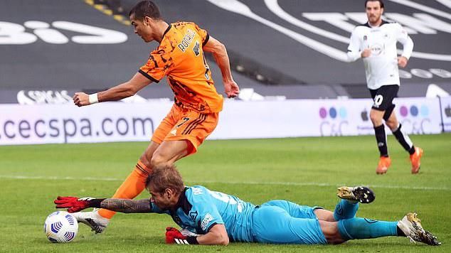 Kết quả bóng đá hôm nay 2/11: Ronaldo ghi bàn, Juventus đại thắng - AC Milan vững ngôi đầu Serie A