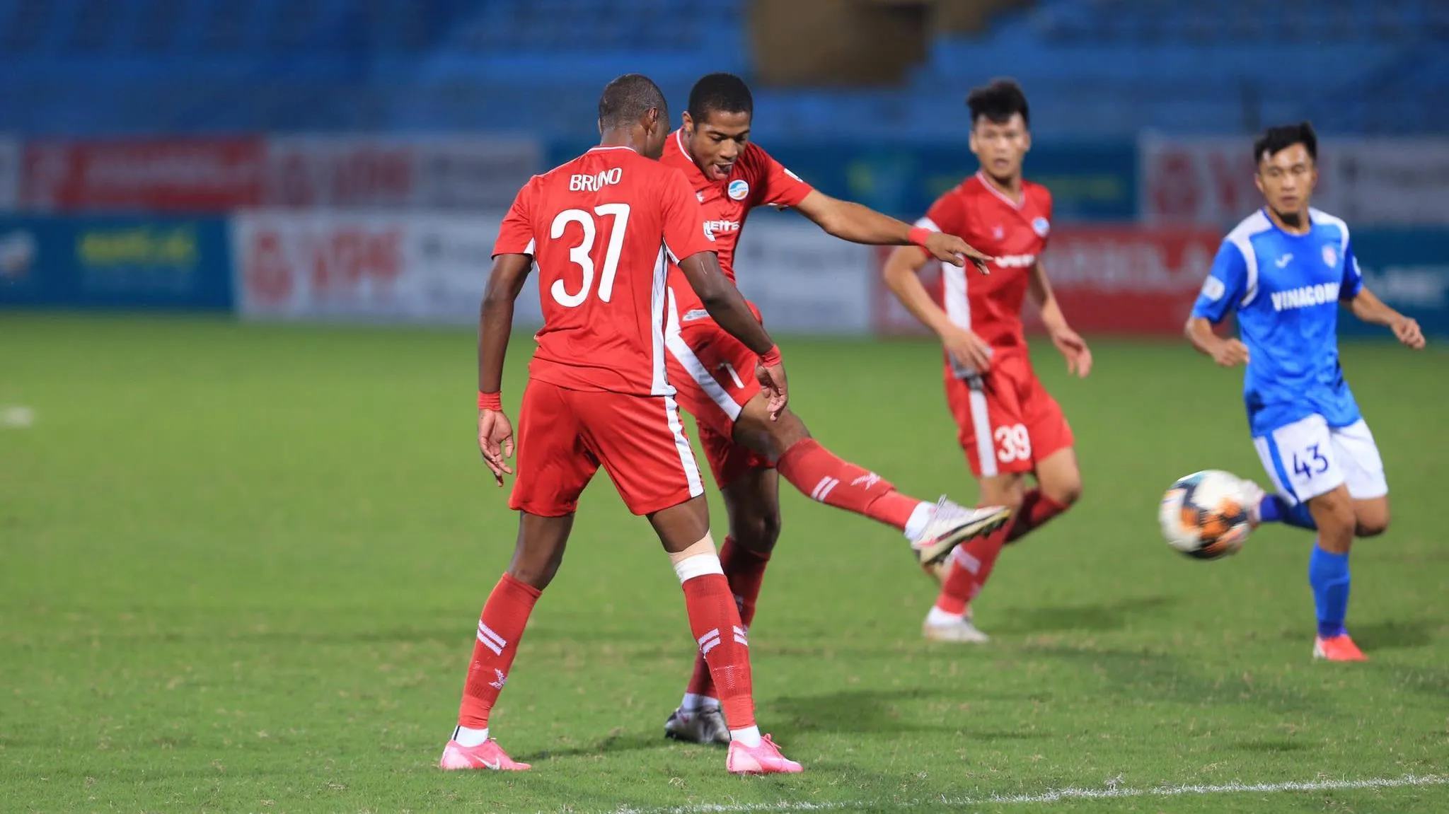 Kết quả V-League 2020: Đá bại Than Quảng Ninh, Viettel chạm một tay vào chức vô địch