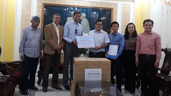 Hội hữu nghị Việt Nam - Ấn Độ và Hiệp Hội doanh nghiệp Ấn Độ ủng hộ đồng bào miền Trung 125 triệu đồng