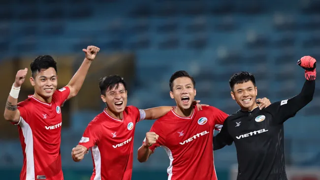 Dàn cầu thủ Viettel tạo dáng ăn mừng khi tiến gần đến ngôi vô địch V-League 2020