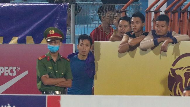 Văn Quyết liên tục đổi vị trí để ngóng Hà Nội FC giành chiến thắng 