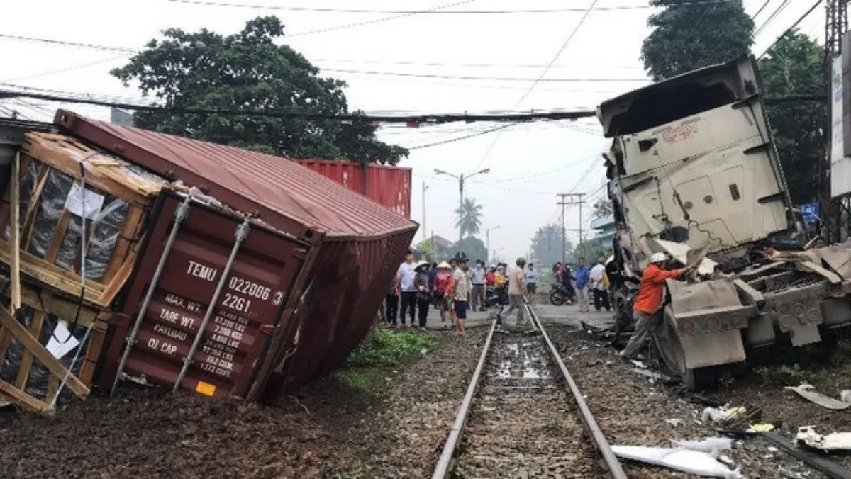 Tin tức tai nạn giao thông hôm nay 5/11/2020: Tàu hỏa Bắc-Nam tông gãy đôi xe container