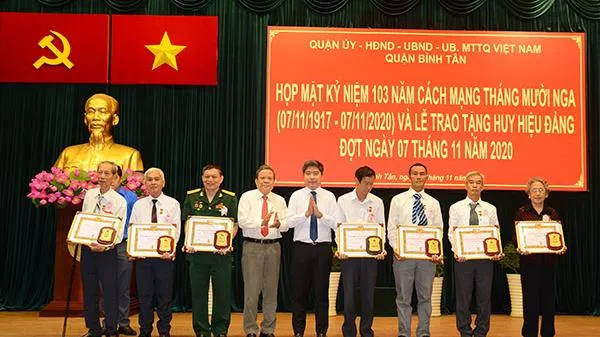 Quận Bình Tân trao 62 huy hiệu đảng nhân kỷ niệm 103 năm Cách mạng Tháng Mười Nga 