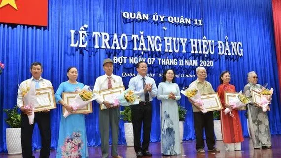 Nhiều quận huyện trao tặng Huy hiệu Đảng nhân kỷ niệm 103 năm Cách mạng Tháng Mười Nga