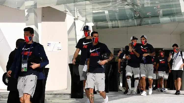 11 ngôi sao của PSG phải cần đến sự trợ giúp của lính cứu hỏa