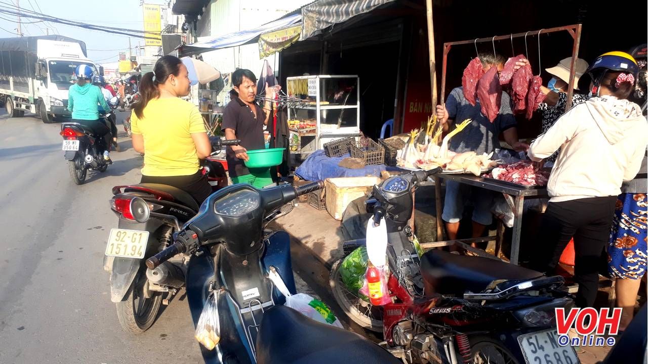 Đường vừa làm xong đã bị lấn chiếm buôn bán
