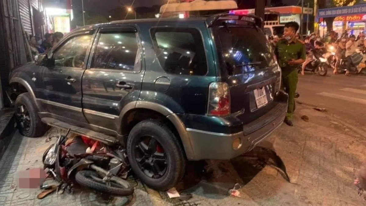 Tin tức tai nạn giao thông hôm nay 11/11/2020: Ôtô tông loạt xe máy tại ngã 4 Sài Gòn, nhiều người bị thương 