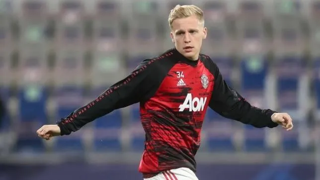 Van de Vaart chỉ trích MU vì không trọng dụng Van de Beek