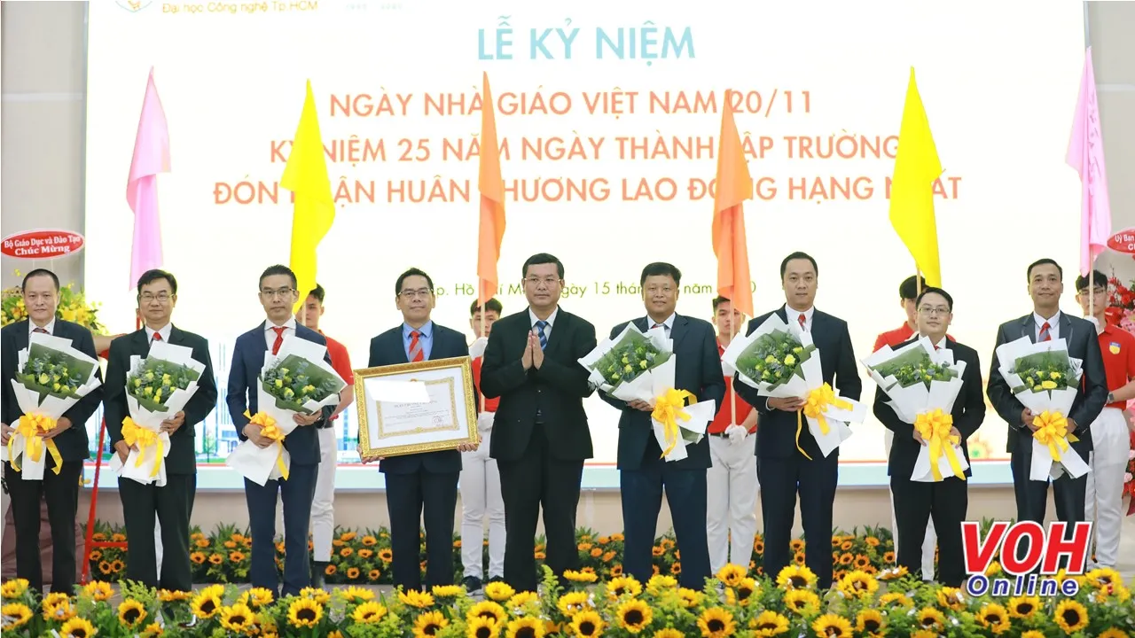 Trường Đại học Công nghệ TPHCM đón nhận Huân chương Lao động hạng Nhất 