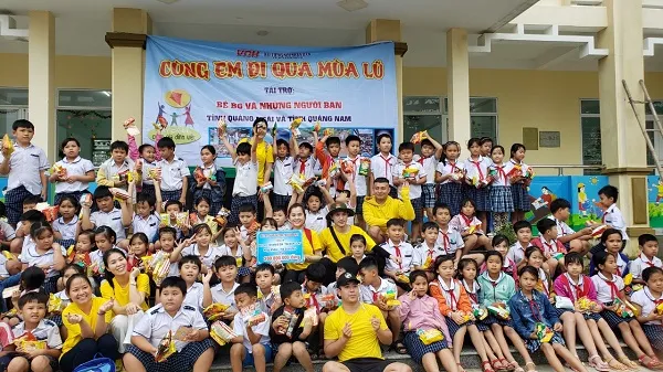 Sát cánh gia đình Việt hỗ trợ hơn 1 tỷ đồng cho các trường học và người dân tại Quảng Trị, Quảng Nam và Quảng Ngãi