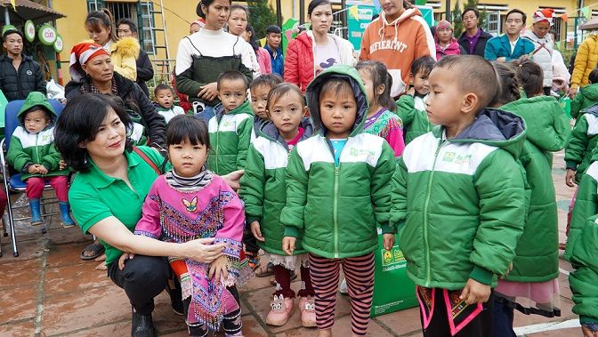 Mang hơi ấm đến trẻ em vùng cao Sa Pa