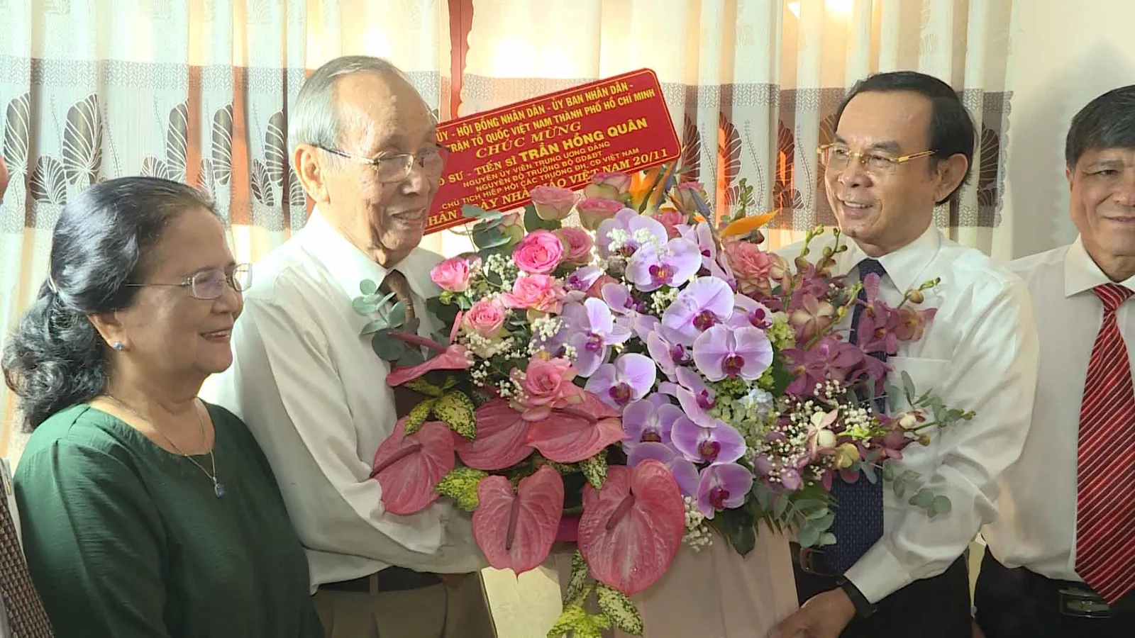 Lãnh đạo Thành ủy TPHCM chúc mừng các nhà giáo, gia đình nhà giáo tiêu biểu