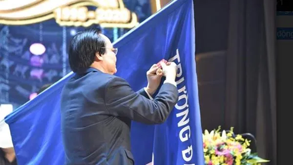 Trường ĐH Văn Lang đón nhận Huân chương Lao động hạng Ba