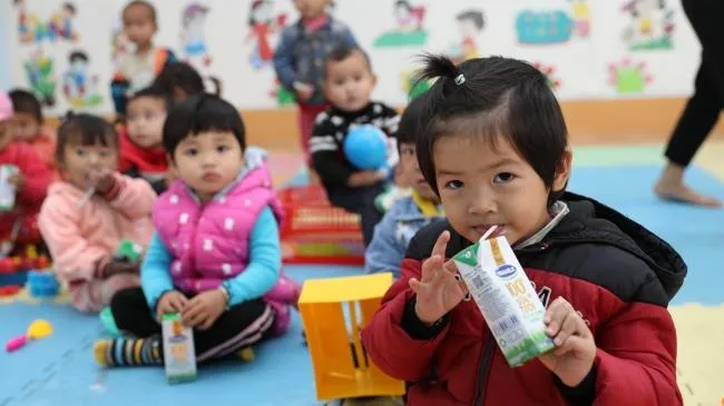 Đến trường với niềm vui uống sữa của trẻ vùng cao Hà Giang đã không là ước mơ