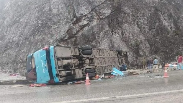 Bộ Công an chỉ đạo điều tra nguyên nhân vụ lật xe khách tại Hòa Bình