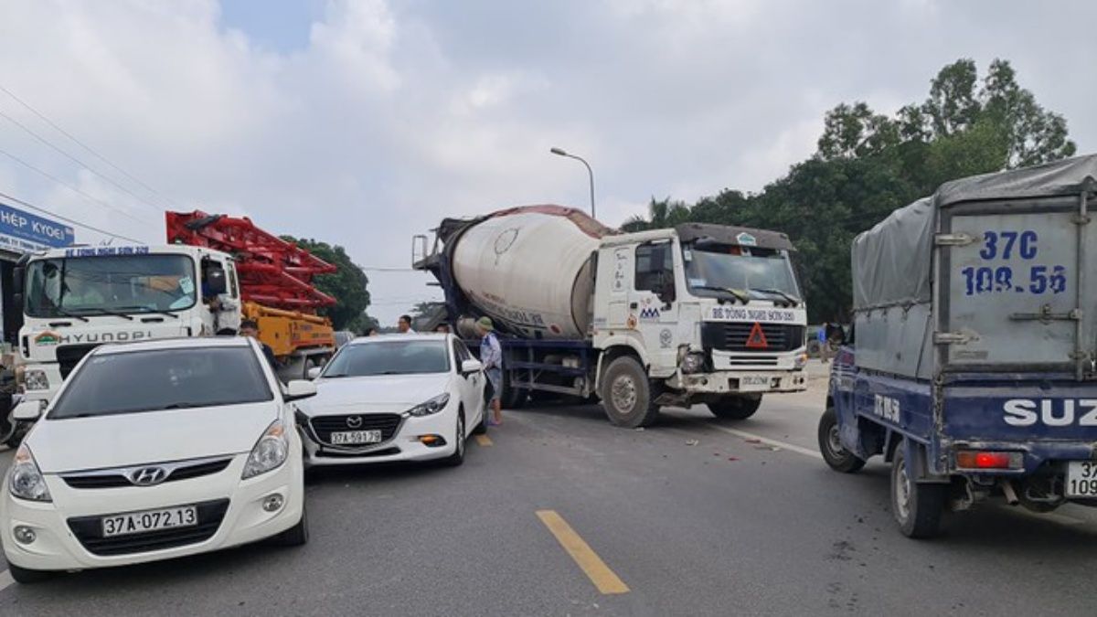 Tin tức tai nạn giao thông hôm nay 25/11/2020: Tai nạn liên hoàn, hàng trăm phương tiện kẹt cứng 