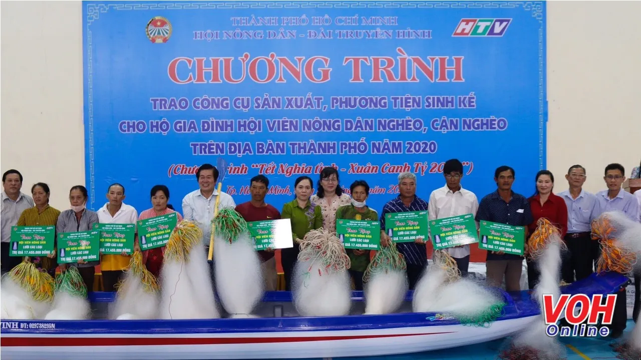 Trao tặng công cụ sản xuất cho hộ nông dân nghèo, cận nghèo