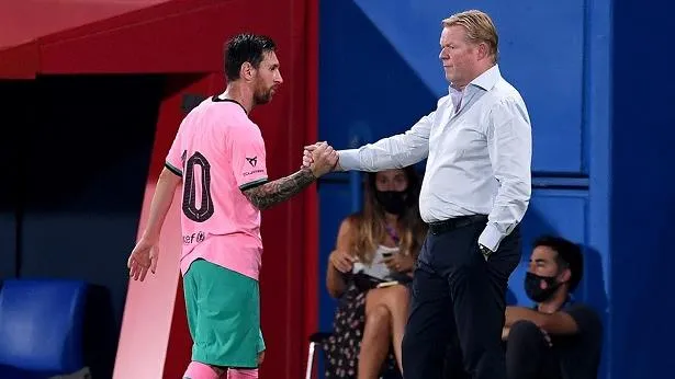 HLV Ronald Koeman đồng ý giảm lương ở Barca