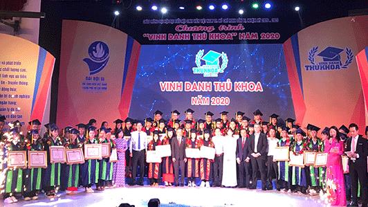 Tuyên dương 60 thủ khoa xuất sắc năm 2020