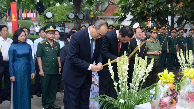 Lãnh đạo TPHCM dâng hương, dâng hoa tưởng niệm Đại tướng Lê Đức Anh