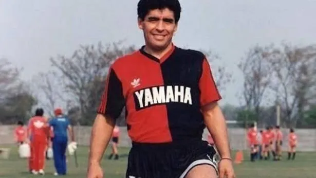 Đội bóng Argentina bán áo đấu của Maradona