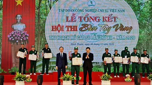 Trao danh hiệu Kiện tướng và Bàn tay vàng cho công nhân cao su xuất sắc