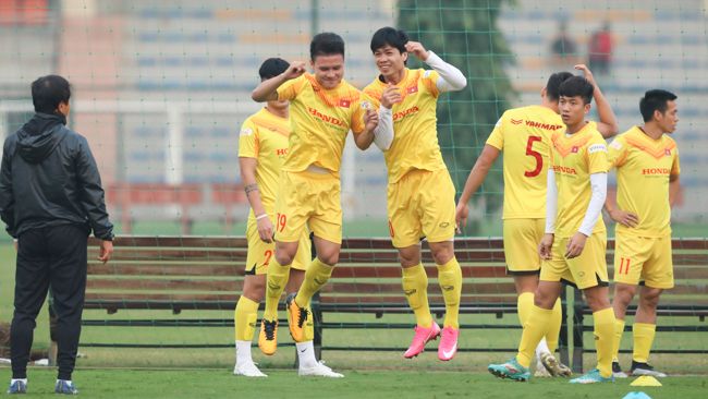 Công Phượng bắt cặp với Quang Hải trong bài tập đẩy vai