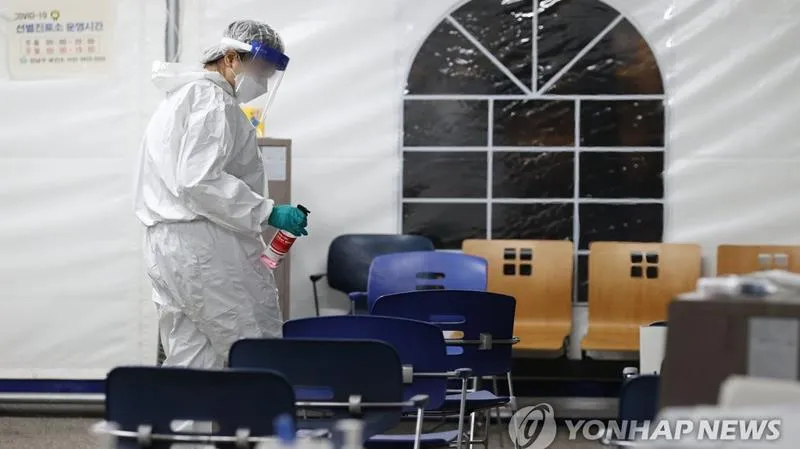 Hàn Quốc: Số ca nhiễm mới COVID-19 lần đầu gần chạm ngưỡng 1.000 ca một ngày