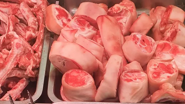 Giá heo hơi hôm nay 12/12/2020: Miền Bắc và miền Trung tăng giá.