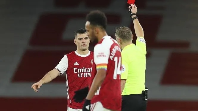  Granit Xhaka bị huyền thoại Arsenal chỉ trích dữ dội