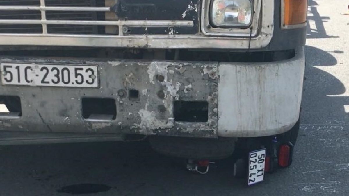 Tin tức tai nạn giao thông hôm nay 15/12/2020: Xe container kéo lê cô gái 5m giữa vòng xoay tử thần