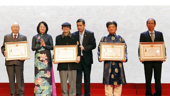 Trao tặng danh hiệu cho nghệ nhân nhân dân, nghệ nhân ưu tú lĩnh vực thủ công mỹ nghệ