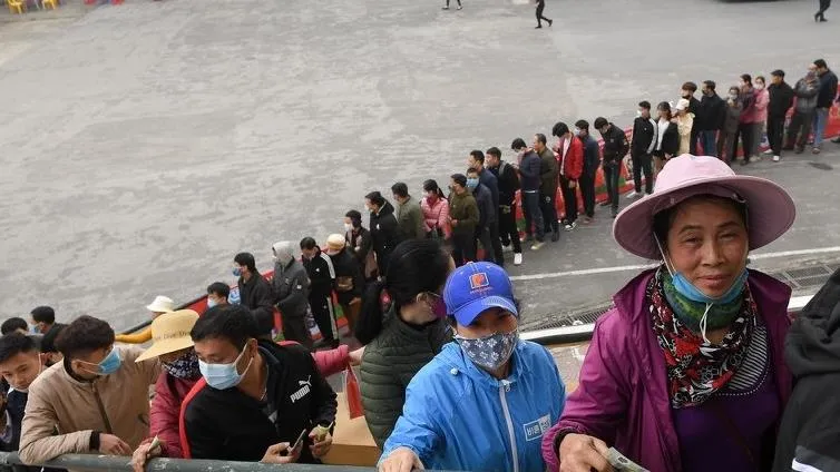 NHM Phú Thọ xếp hàng dài chờ mua vé xem ĐT Việt Nam