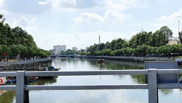 Còn đó những hành vi thiếu ý thức bỏ rác trên sông