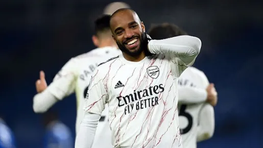 Vì sao Alexandre Lacazette ngồi dự bị trước Brighton