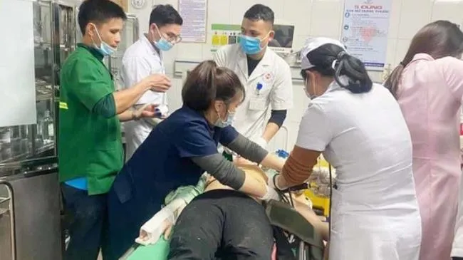 Nghệ An: Đứt thang cuốn công trình, hơn 10 công nhân bị thương