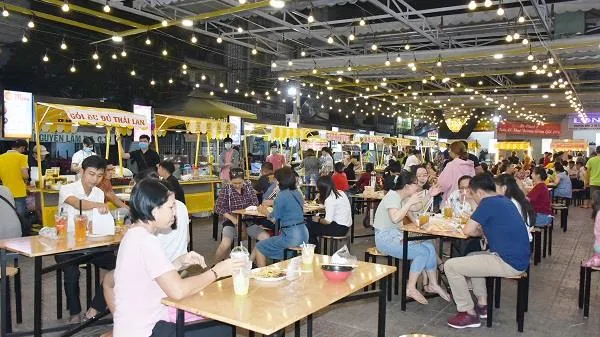 Nhộn nhịp Phố đi bộ đêm Khu vực Kỳ đài Quang Trung