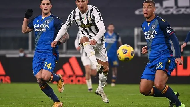 Cristiano Ronaldo  cán mốc khủng sau cú đúp vào lưới Udinese