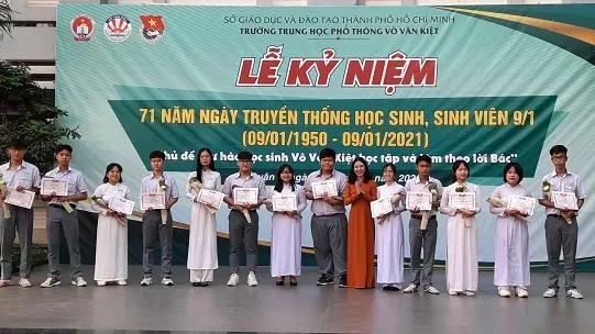 Trường học kỷ niệm ngày truyền thống học sinh, sinh viên 9/1