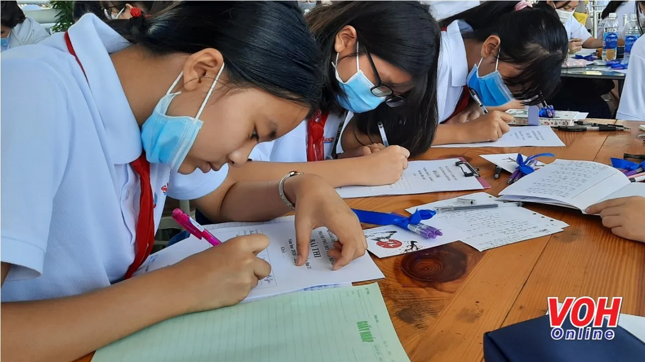 Hội thi Văn hay chữ tốt lần thứ 21: Ngắm nhìn thành phố thật quen từ một góc thật lạ...