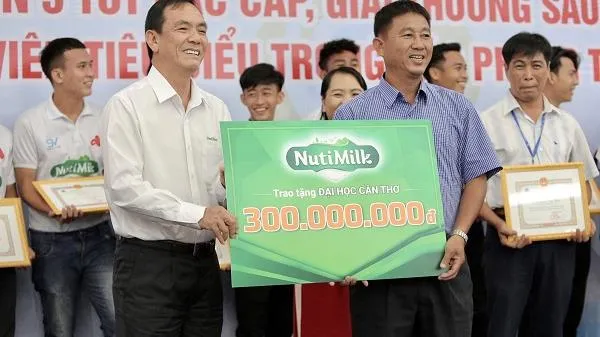 Nhà vô địch SV-League 2020 Đại học Cần Thơ nhận 300 triệu đồng tiền thưởng
