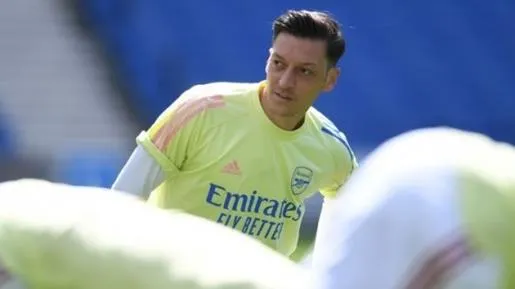 Người đại diện tiết lộ bến đỗ mới của Mesut Ozil