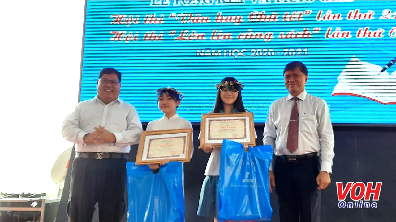 Trao giải Lớn lên cùng sách và Văn hay chữ tốt