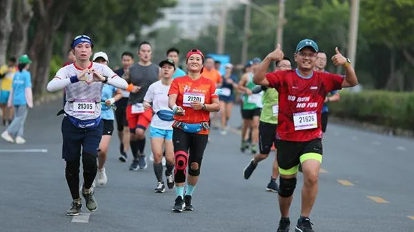 Vận động viên Hoàng Nguyên Thanh và Hoàng Thị Ngọc Hoa phá kỷ lục Marathon TPHCM 2021