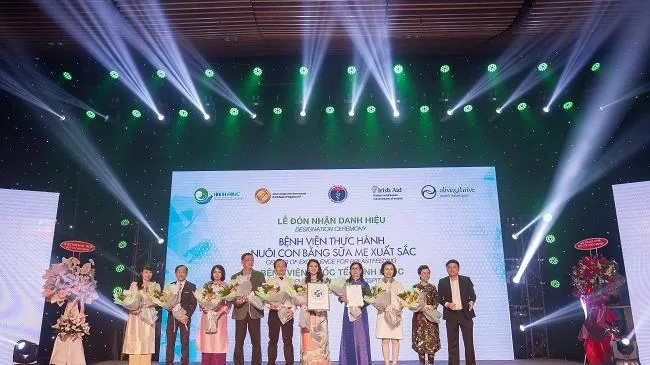 Bệnh viện Hạnh Phúc nhận danh hiệu nuôi con bằng sữa mẹ xuất sắc