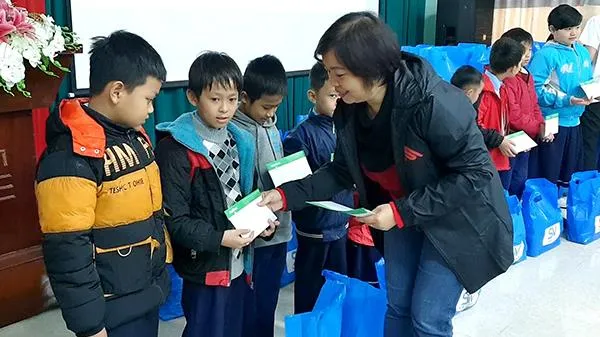 SV-League trao tặng 250 suất quà cho học sinh khó khăn tại Huế