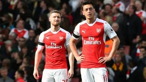 Vì Ozil, Shkodran Mustafi chỉ trích các cầu thủ Arsenal