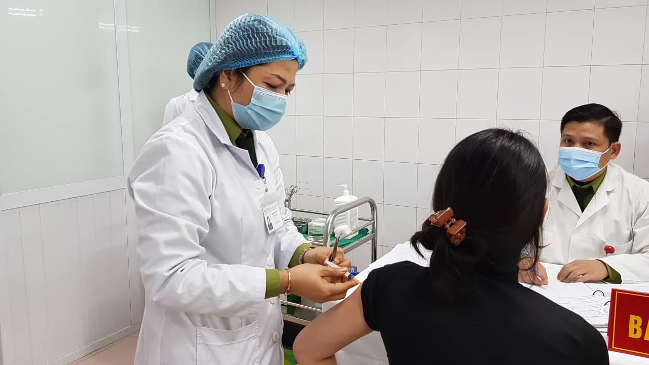 Việt Nam tiêm nhắc vắc xin COVID-19 liều 25cmg cho 17 người tình nguyện