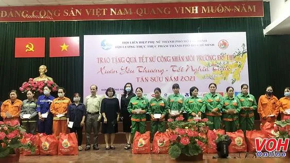 TPHCM: Giao lưu tặng quà 300 nữ công nhân vệ sinh môi trường