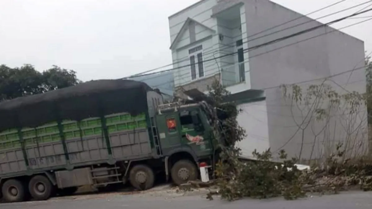 Tin tức tai nạn giao thông hôm nay 21/1/2021: Tài xế xe tải ngủ gật, tông đổ tường nhà dân